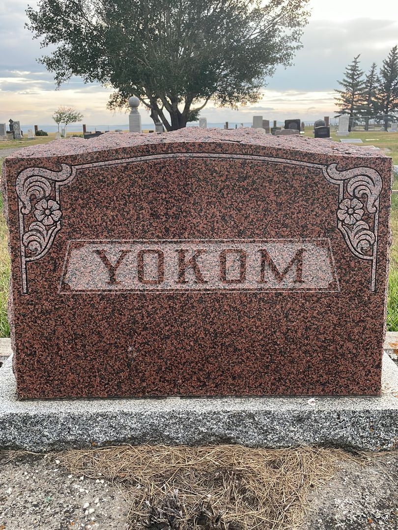 Marjorie Evelyn Yokom's grave. Photo 1