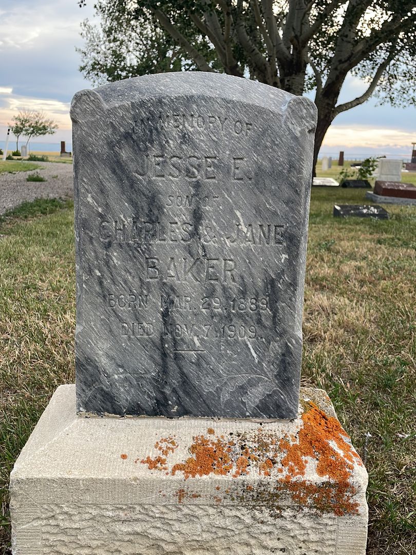 Jesse E. Baker's grave. Photo 1