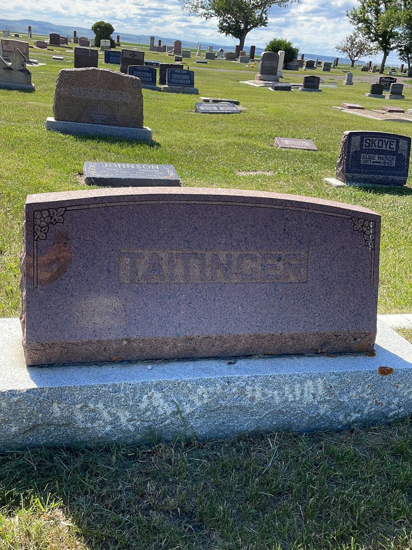 Dennis Carter Taitinger's grave. Photo 1