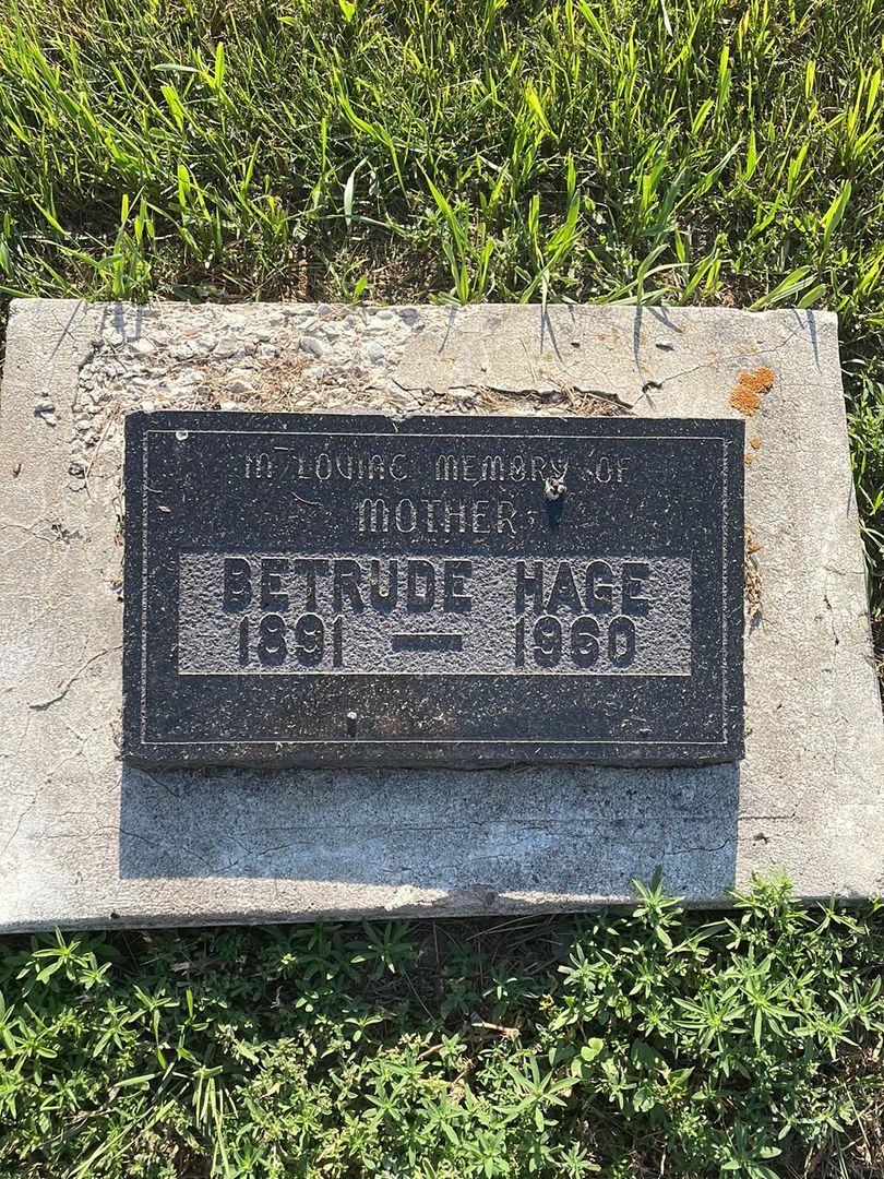 Betrude Annie Hage's grave. Photo 1