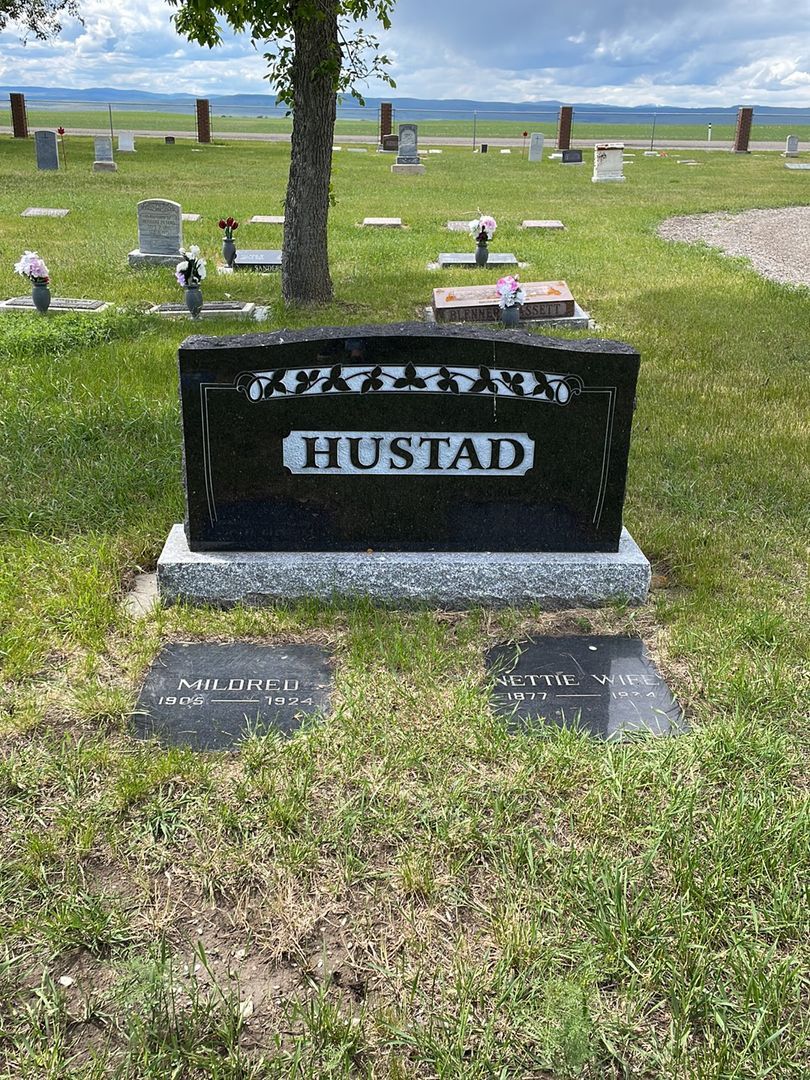 Nettie Jacobsen Hustad's grave. Photo 1