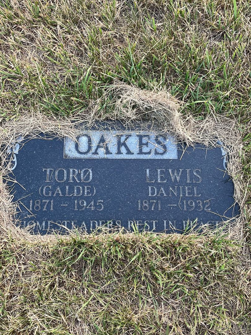 Toro Thora Galde Oakes's grave. Photo 1
