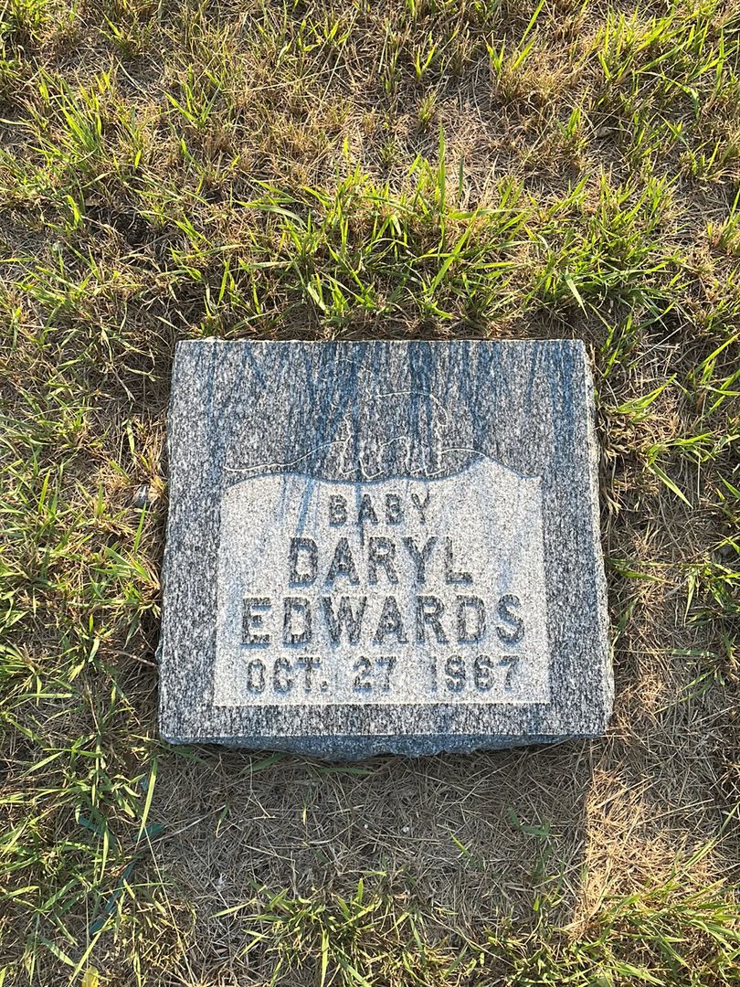 Baby Daryl Edwards's grave. Photo 1