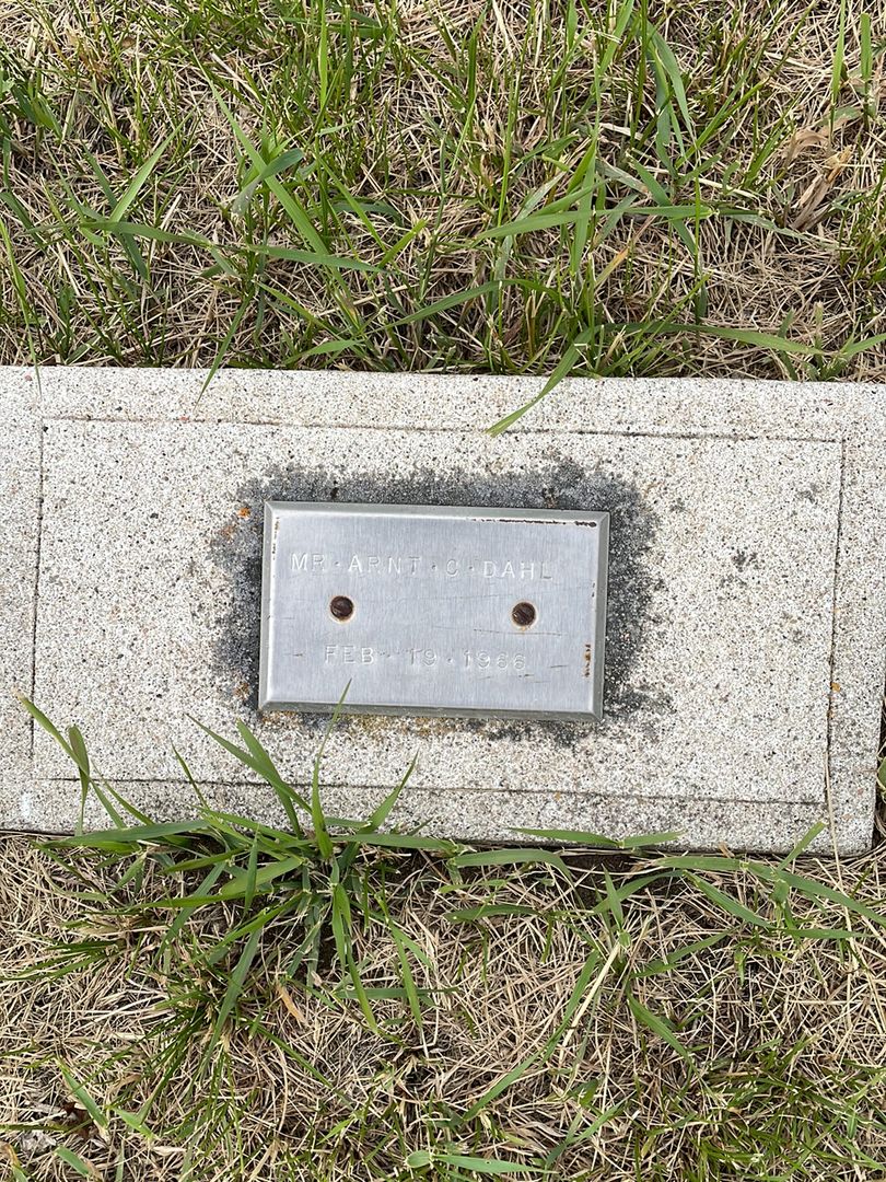 Mister Arnt Clifford Dahl's grave. Photo 1