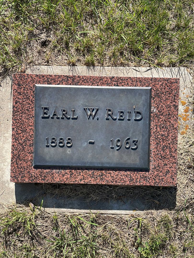 Earl Wesley Reid's grave. Photo 1