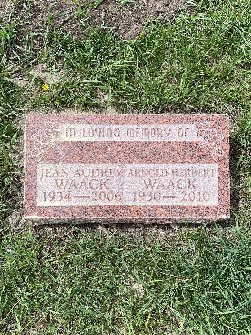 Arnold Herbert Waack's grave. Photo 1